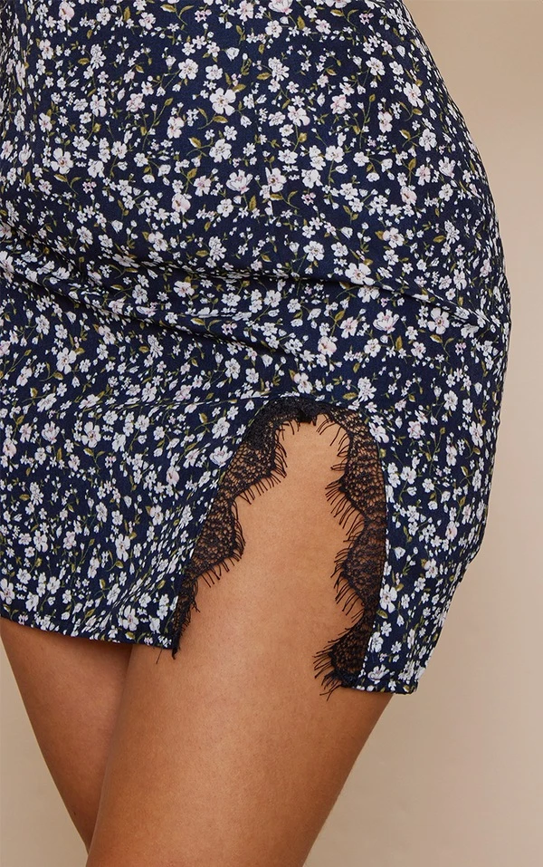 Robe Droite Bleu Marine Imprimé Petites Fleurs à Bretelles Et Détail Dentelle 4 Robe Droite Bleu Marine Imprimé Petites Fleurs à Bretelles Et Détail Dentelle – Image 4