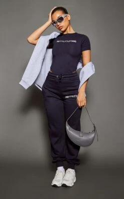 Zero PRETTYLITTLETHING Body Bleu Marine à Manches Courte Et Slogan -Pas Cher Tendance Charme Magasin 18d70695ef74bb172ea518197b5622d4595b3a41 cnc2398 3