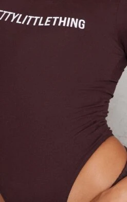 PRETTYLITTLETHING Body Marron Chocolat à Manches Courtes Et Slogan Imprimé -Pas Cher Tendance Charme Magasin 1c6b6a1279949769aa38223c6ce547e284dfc9a4 cmt8532 4