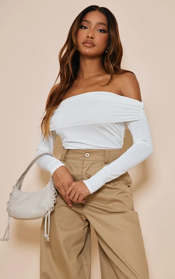 Top Moulant Blanc Froncé à Manches Longues Et Col Bardot 1 Top Moulant Blanc Froncé à Manches Longues Et Col Bardot