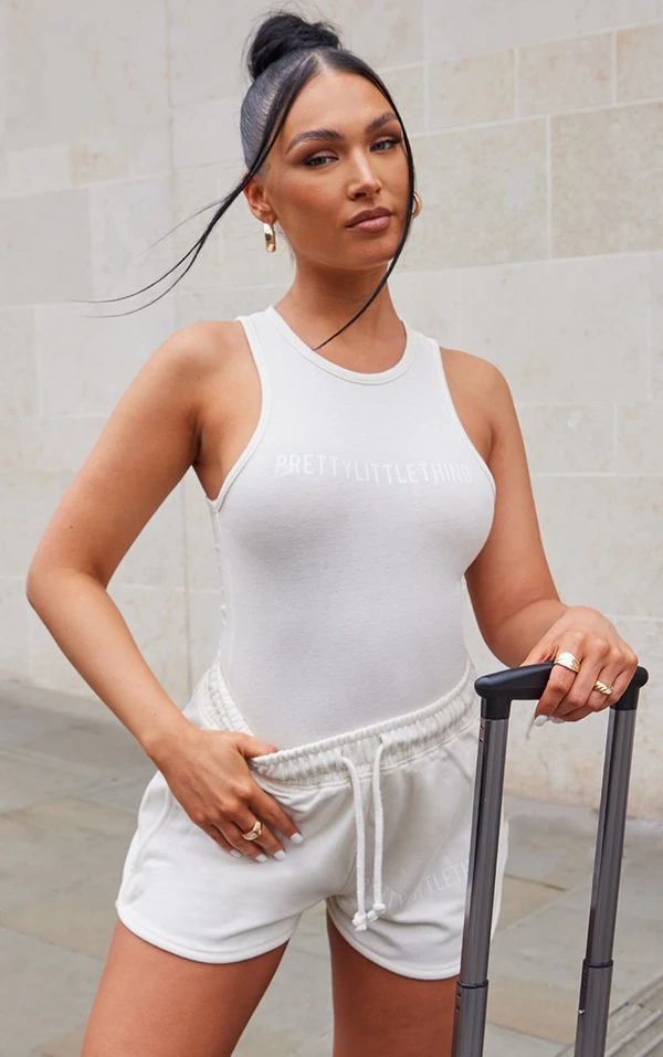 Zero PRETTYLITTLETHING Body Blanc Cassé à Dos Nageur 2 Zero PRETTYLITTLETHING Body Blanc Cassé à Dos Nageur – Image 2