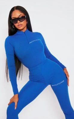 Logic PRETTYLITTLETHING Body Côtelé Bleu Vif à Demi-zip Et Imprimé
