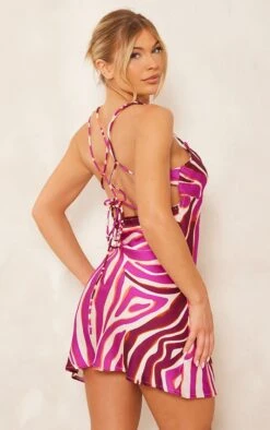 Robe Droite Satinée Multicolore Imprimée Animal à Col Bénitier Et Dos Noué