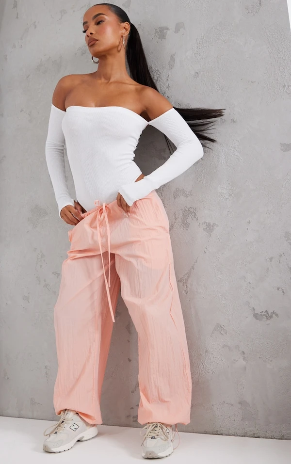 Body Col Bardot Côtelé Blanc à Détail Contours Et Trous Pour Les Pouces 3 Body Col Bardot Côtelé Blanc à Détail Contours Et Trous Pour Les Pouces – Image 3