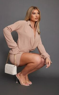 Robe Chemise Tissée Taupe Texturée Très Décolletée à Manchettes évasées -Pas Cher Tendance Charme Magasin 5629ce0dac38965ada162bf56ca466d647dd43a5 cnd0597 3