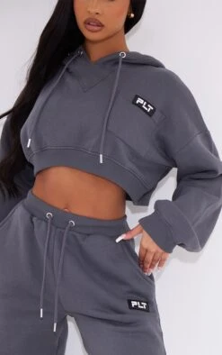 PRETTYLITTLETHING Hoodie Court Gris Anthracite à Poche Et Badge -Pas Cher Tendance Charme Magasin 5f753b1dd6b8975ca168c766a7b66181537b15ef cnc6671 4