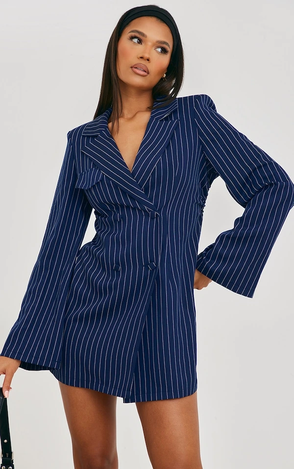 Robe Blazer Bleu Marine Froncée Et Découpée Dans Le Dos à Rayures Et Double Boutonnière 2 Robe Blazer Bleu Marine Froncée Et Découpée Dans Le Dos à Rayures Et Double Boutonnière – Image 2