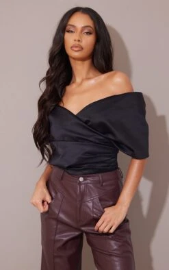 Body Satiné Noir Structuré à Col Bardot