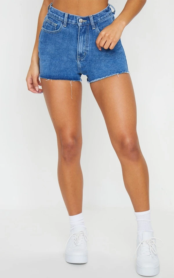 PRETTYLITTLETHING Mini-short Moulant Bleu Moyennement Délavé à Ourlet Coupé 2 PRETTYLITTLETHING Mini-short Moulant Bleu Moyennement Délavé à Ourlet Coupé – Image 2