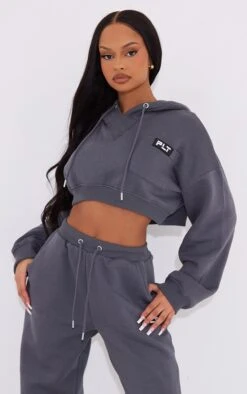 PRETTYLITTLETHING Hoodie Court Gris Anthracite à Poche Et Badge