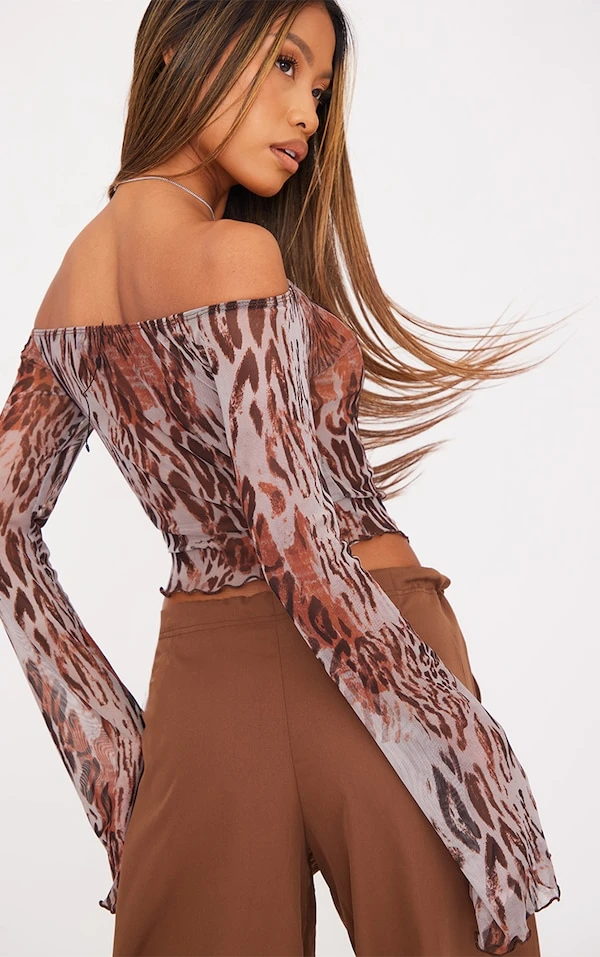 Top En Mesh Imprimé Animal Abstrait Chocolat à Col Bardot 2 Top En Mesh Imprimé Animal Abstrait Chocolat à Col Bardot – Image 2