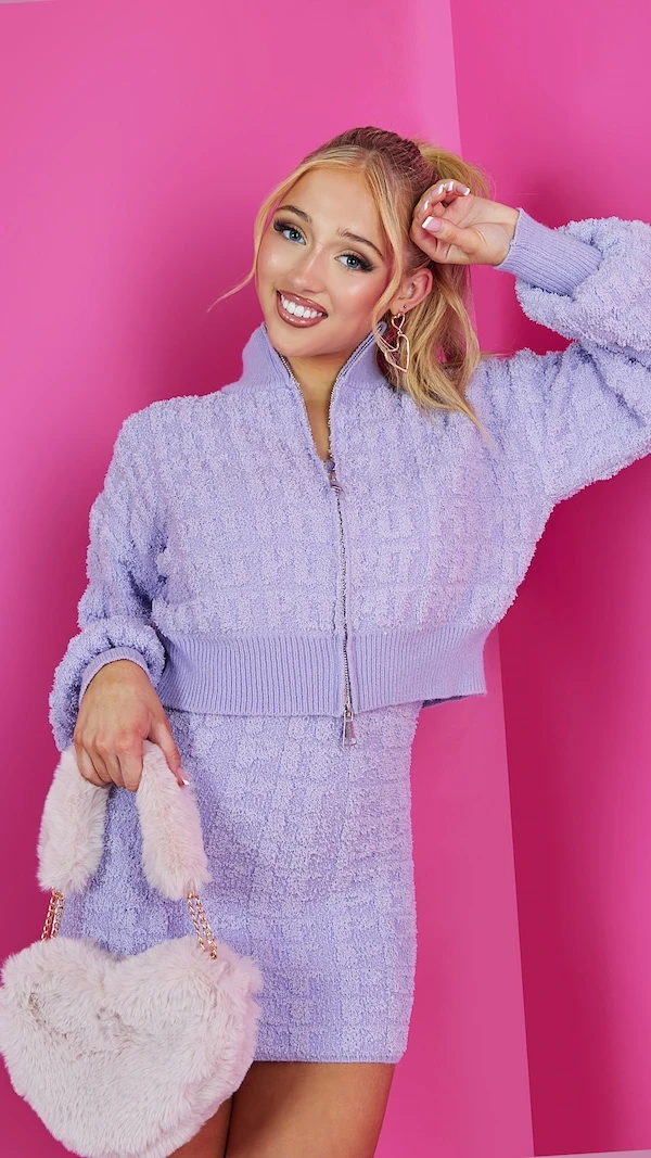 PRETTYLITTLETHING Mini Robe En Maille Tricot Lilas Effet éponge à Motifs En Relief Et Découpes 2 PRETTYLITTLETHING Mini Robe En Maille Tricot Lilas Effet éponge à Motifs En Relief Et Découpes – Image 2