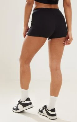 Logic PRETTYLITTLETHING Mini-short Côtelé Crêpé Noir à Imprimé -Pas Cher Tendance Charme Magasin 9d374fa146bcdfdd3b7b288cb89d10635a1304e9 cnd4694 3