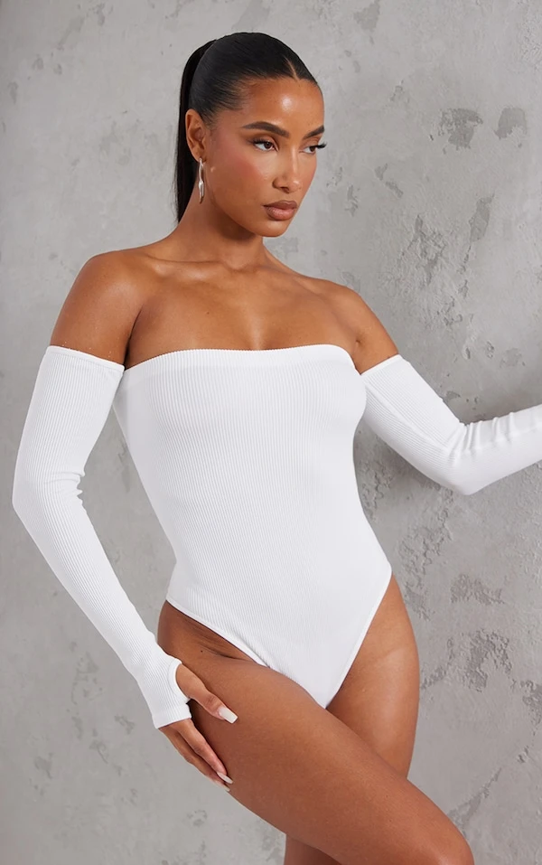 Body Col Bardot Côtelé Blanc à Détail Contours Et Trous Pour Les Pouces 2 Body Col Bardot Côtelé Blanc à Détail Contours Et Trous Pour Les Pouces – Image 2