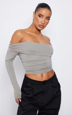 Top Moulant Taupe Froncé à Manches Longues Et Col Bardot