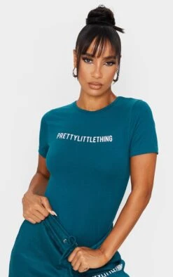PRETTYLITTLETHING Body Bleu Sarcelle à Manches Courtes Et Slogan Imprimé