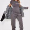 PRETTYLITTLETHING Body Gris Anthracite à Manches Courtes Et Slogan Imprimé