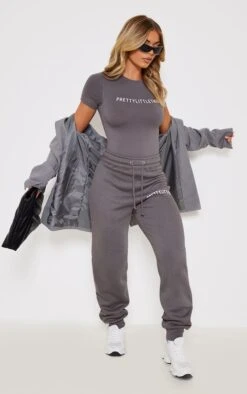PRETTYLITTLETHING Body Gris Anthracite à Manches Courtes Et Slogan Imprimé