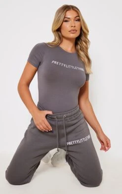 PRETTYLITTLETHING Body Gris Anthracite à Manches Courtes Et Slogan Imprimé -Pas Cher Tendance Charme Magasin ba62e6ee5e73d89208f456a5a8726b8b08f7f119 cna6959 3