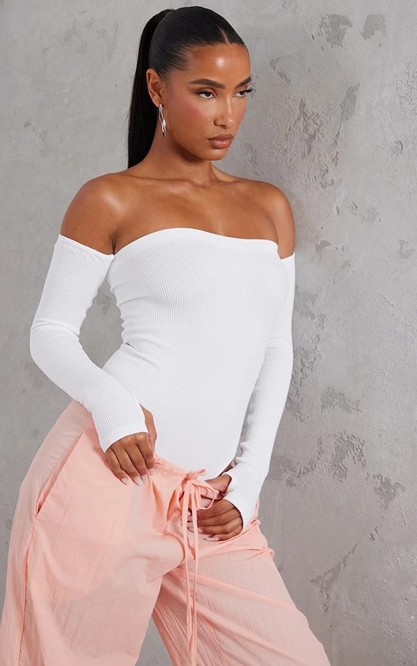 Body Col Bardot Côtelé Blanc à Détail Contours Et Trous Pour Les Pouces 4 Body Col Bardot Côtelé Blanc à Détail Contours Et Trous Pour Les Pouces – Image 4