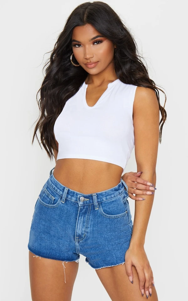 PRETTYLITTLETHING Mini-short Moulant Bleu Moyennement Délavé à Ourlet Coupé 1 PRETTYLITTLETHING Mini-short Moulant Bleu Moyennement Délavé à Ourlet Coupé