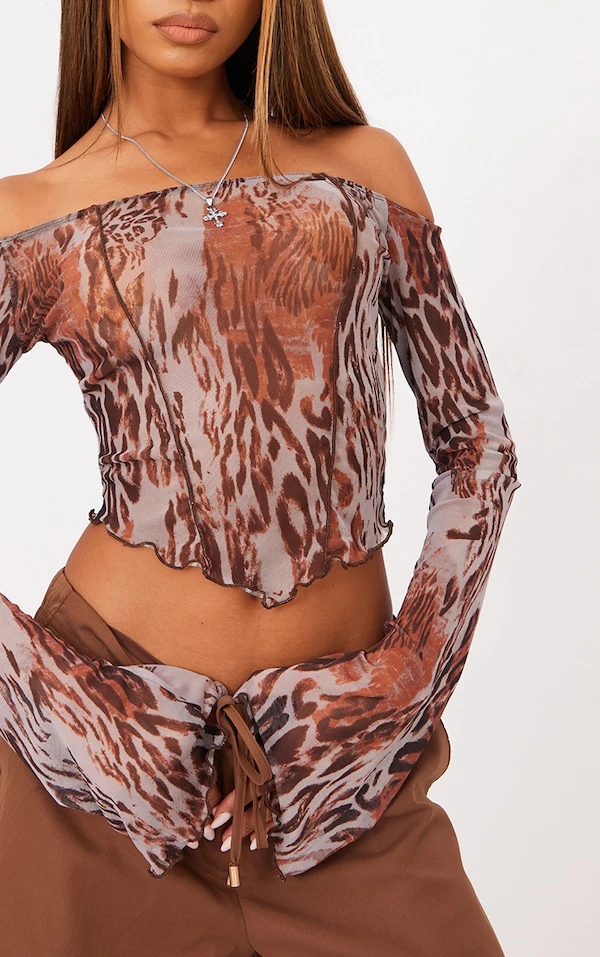 Top En Mesh Imprimé Animal Abstrait Chocolat à Col Bardot 4 Top En Mesh Imprimé Animal Abstrait Chocolat à Col Bardot – Image 4