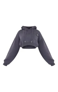 PRETTYLITTLETHING Hoodie Court Gris Anthracite à Poche Et Badge -Pas Cher Tendance Charme Magasin d0e861b742a80cbd3cd74bfb5f141960f462cd4d cnc6671 5