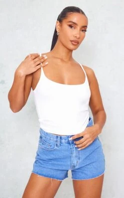 Mini Short Bleu Moyennement Délavé à Ourlets élimés