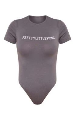 PRETTYLITTLETHING Body Gris Anthracite à Manches Courtes Et Slogan Imprimé -Pas Cher Tendance Charme Magasin d6643ef92e28f4b5835d19aaa3c2eef73f8ec738 cna6959 5