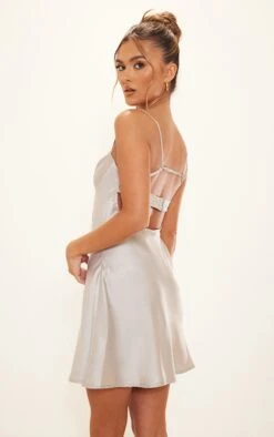 Robe Droite Satinée Argentée à Armatures Et Bretelles Dans Le Dos