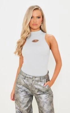 PRETTYLITTLETHING Body Gris Acier à Col Montant Et Détail Empiècement