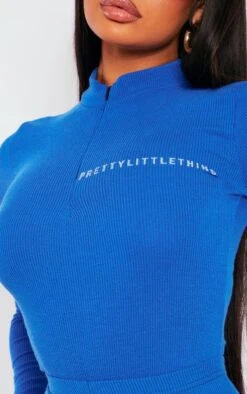Logic PRETTYLITTLETHING Body Côtelé Bleu Vif à Demi-zip Et Imprimé -Pas Cher Tendance Charme Magasin f2b93f9d45552d51d3f98884fea55fcd66742088 cna2189 4