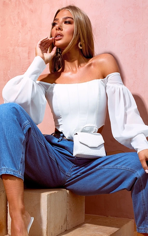 Top Style Corset Blanc à Col Bardot Et Manches Transparentes 1 Top Style Corset Blanc à Col Bardot Et Manches Transparentes