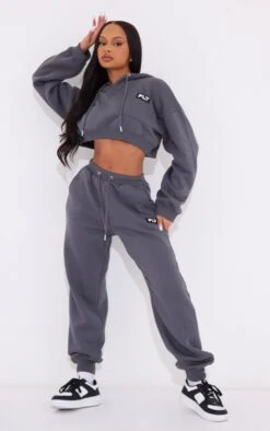 PRETTYLITTLETHING Hoodie Court Gris Anthracite à Poche Et Badge -Pas Cher Tendance Charme Magasin fbd178bf19e4e05e4a155dc65e895e6c8da0d9aa cnc6671 3