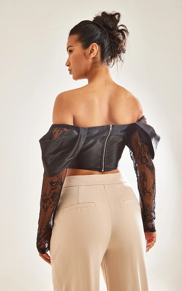 Crop Top Satiné Noir à Manches En Dentelle Et Col Bardot Drapé Plissé 2 Crop Top Satiné Noir à Manches En Dentelle Et Col Bardot Drapé Plissé – Image 2